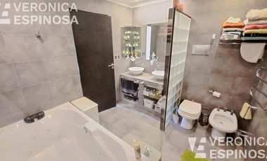 Casa de cuatro ambientes en venta, Haedo.