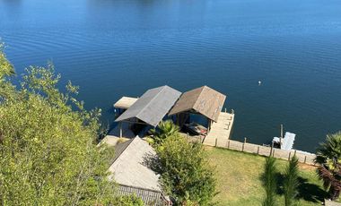 INMEJORABLE CASA EN ORILLA DE LAGO VICHUQUEN