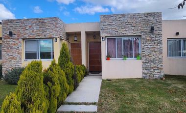 Casa en alquiler - Monte Grande, Barrio Los Robles