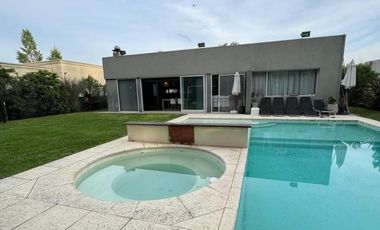 Casa estilo moderno en Barrio Santa Juana