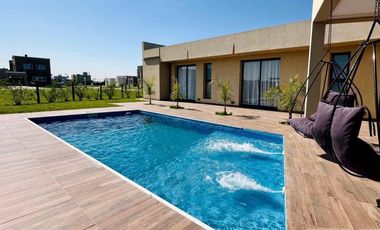 VENTA DE CASA DE 4 AMB CON PISCINA EN EL BARRIO LA ALAMEDA CANNING