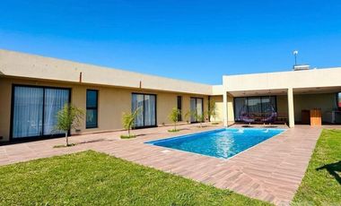 VENTA DE CASA DE 4 AMB CON PISCINA EN EL BARRIO LA ALAMEDA CANNING