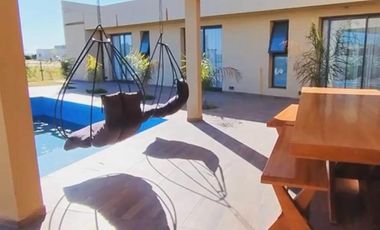 VENTA DE CASA DE 4 AMB CON PISCINA EN EL BARRIO LA ALAMEDA CANNING