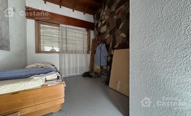 Clásico Chalet 6 Amb. en 2 Plantas, en Esquina con Patio, Terraza y Garaje