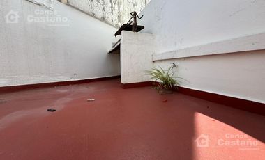 Clásico Chalet 6 Amb. en 2 Plantas, en Esquina con Patio, Terraza y Garaje