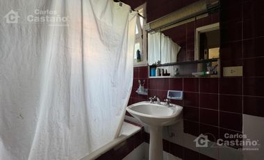 Clásico Chalet 6 Amb. en 2 Plantas, en Esquina con Patio, Terraza y Garaje