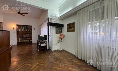 Clásico Chalet 6 Amb. en 2 Plantas, en Esquina con Patio, Terraza y Garaje