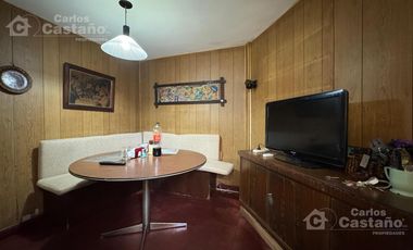 Clásico Chalet 6 Amb. en 2 Plantas, en Esquina con Patio, Terraza y Garaje