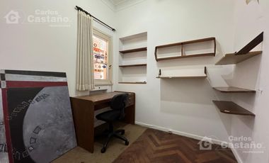 Clásico Chalet 6 Amb. en 2 Plantas, en Esquina con Patio, Terraza y Garaje