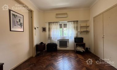 Clásico Chalet 6 Amb. en 2 Plantas, en Esquina con Patio, Terraza y Garaje