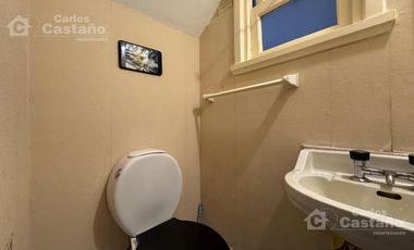 Clásico Chalet 6 Amb. en 2 Plantas, en Esquina con Patio, Terraza y Garaje