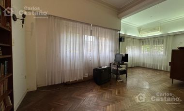 Clásico Chalet 6 Amb. en 2 Plantas, en Esquina con Patio, Terraza y Garaje