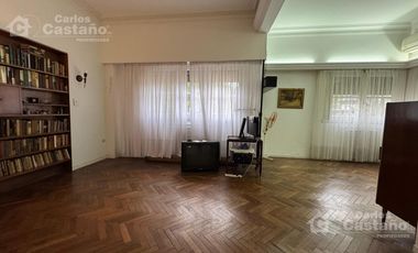 Clásico Chalet 6 Amb. en 2 Plantas, en Esquina con Patio, Terraza y Garaje