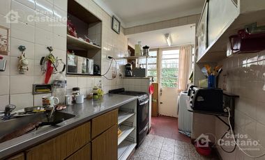 Clásico Chalet 6 Amb. en 2 Plantas, en Esquina con Patio, Terraza y Garaje