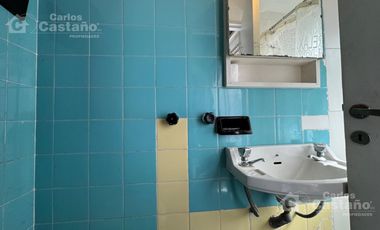 Clásico Chalet 6 Amb. en 2 Plantas, en Esquina con Patio, Terraza y Garaje
