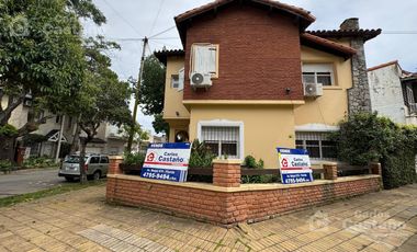 Clásico Chalet 6 Amb. en 2 Plantas, en Esquina con Patio, Terraza y Garaje