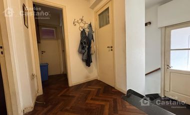 Clásico Chalet 6 Amb. en 2 Plantas, en Esquina con Patio, Terraza y Garaje