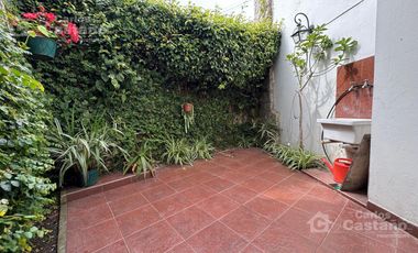 Clásico Chalet 6 Amb. en 2 Plantas, en Esquina con Patio, Terraza y Garaje