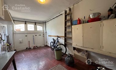 Clásico Chalet 6 Amb. en 2 Plantas, en Esquina con Patio, Terraza y Garaje