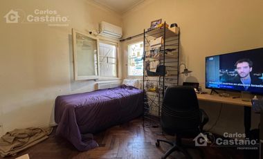 Clásico Chalet 6 Amb. en 2 Plantas, en Esquina con Patio, Terraza y Garaje