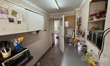 Clásico Chalet 6 Amb. en 2 Plantas, en Esquina con Patio, Terraza y Garaje