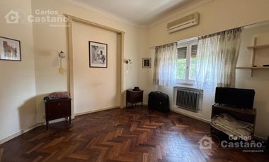 Clásico Chalet 6 Amb. en 2 Plantas, en Esquina con Patio, Terraza y Garaje