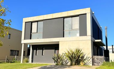 Casa en venta en Araucarias sobre lote interno