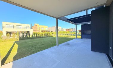 Casa en venta en Araucarias sobre lote interno