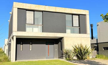 Casa en venta en Araucarias sobre lote interno