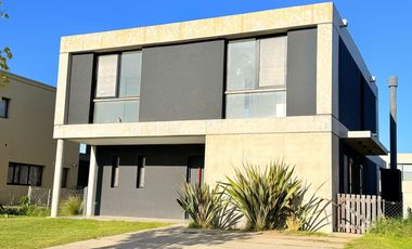 Casa en venta en Araucarias sobre lote interno
