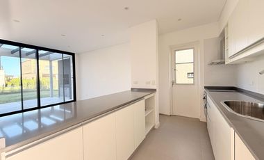 Casa en venta en Araucarias sobre lote interno