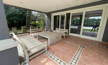 Importante Casa en Las Delicias 4 dormitorios, con pileta, q