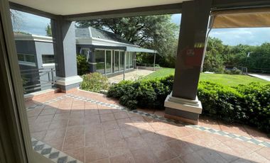 Importante Casa en Las Delicias 4 dormitorios, con pileta, q
