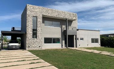 CASA EN VENTA DE 4 AMBIENTES EN LA ALAMEDA