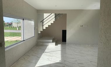 CASA EN VENTA DE 4 AMBIENTES EN LA ALAMEDA