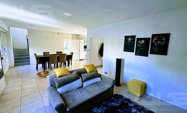 Casa minimalista de 4 amb con local totalmente independiente