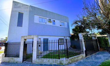 Casa minimalista de 4 amb con local totalmente independiente
