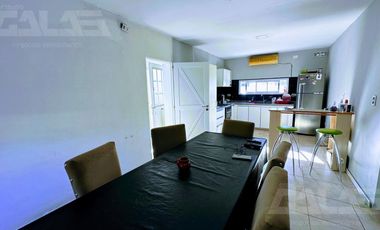 Casa minimalista de 4 amb con local totalmente independiente