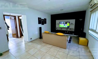Casa minimalista de 4 amb con local totalmente independiente