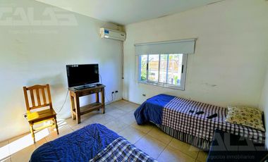 Casa minimalista de 4 amb con local totalmente independiente