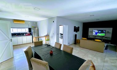 Casa minimalista de 4 amb con local totalmente independiente