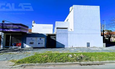 Casa minimalista de 4 amb con local totalmente independiente