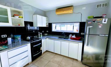 Casa minimalista de 4 amb con local totalmente independiente