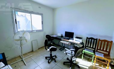Casa minimalista de 4 amb con local totalmente independiente
