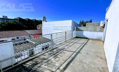 Casa minimalista de 4 amb con local totalmente independiente