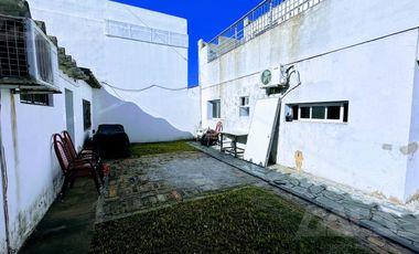 Casa minimalista de 4 amb con local totalmente independiente