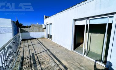 Casa minimalista de 4 amb con local totalmente independiente
