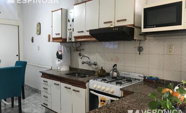 Casa de cuatro ambientes en venta, con cochera - Moron