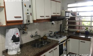 Casa de cuatro ambientes en venta, con cochera - Moron