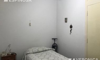 Casa de cuatro ambientes en venta, con cochera - Moron